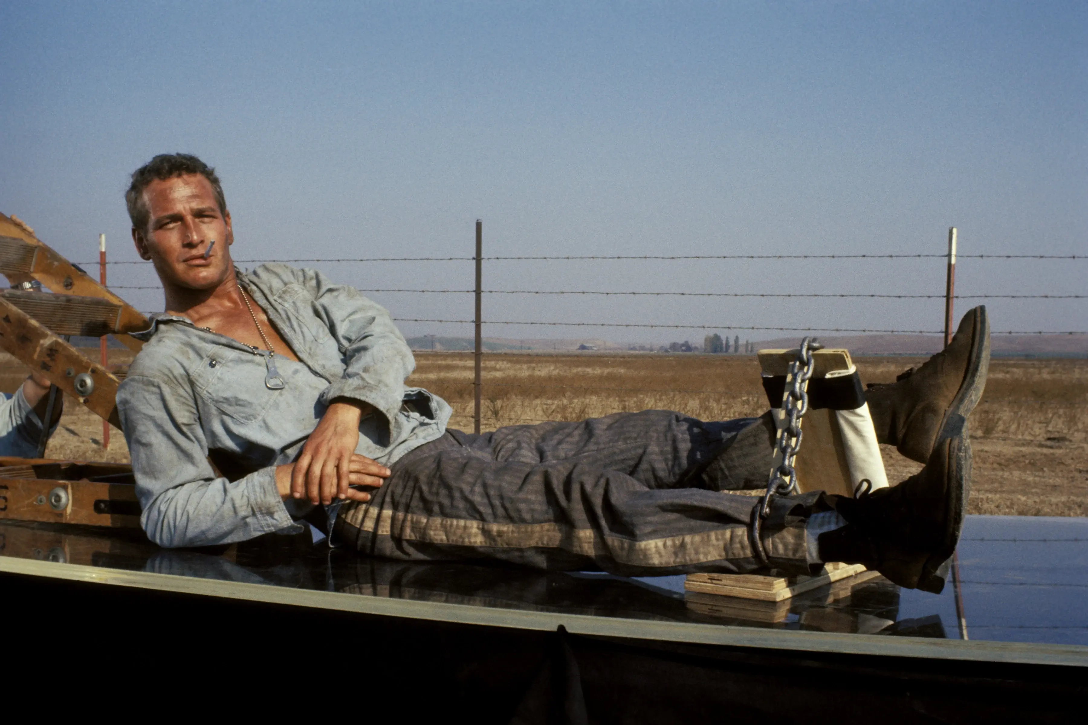 Luke (Paul Newman) smokes while shackled.