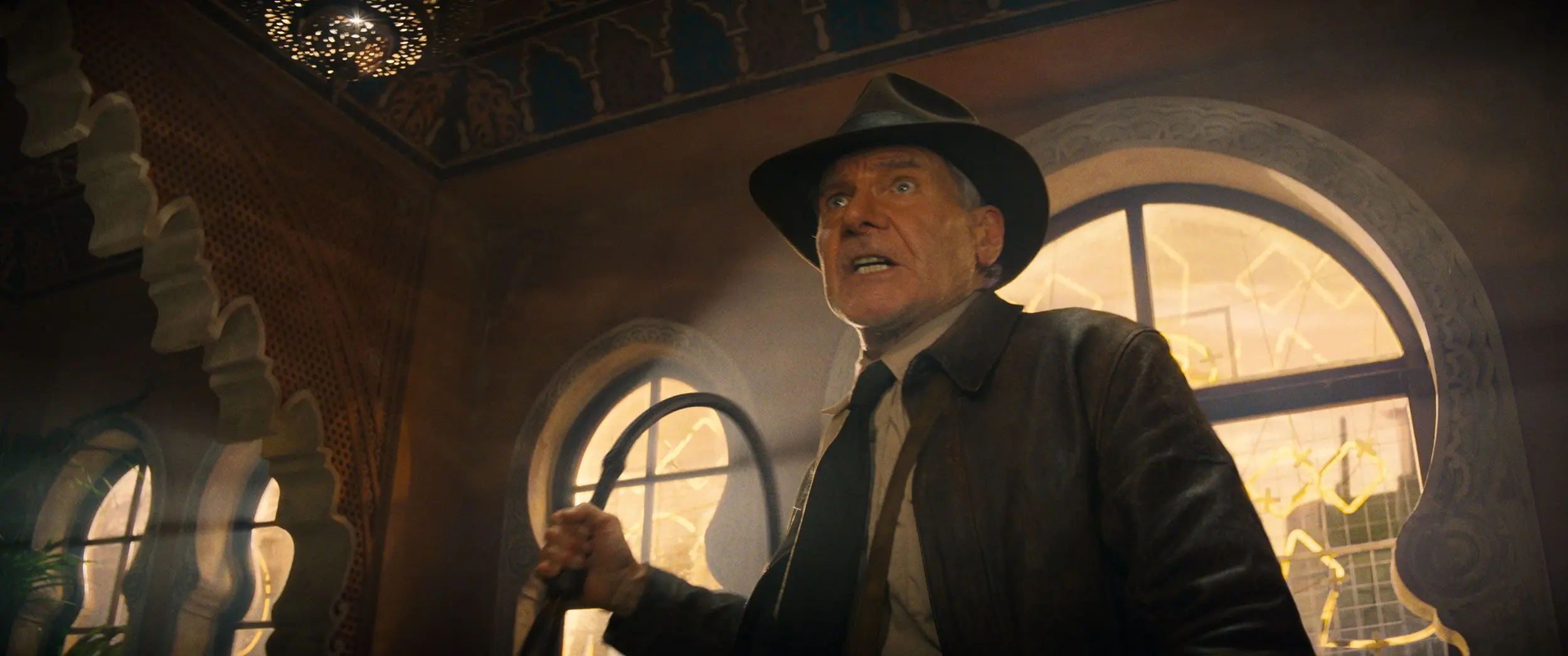 Indiana Jones (Harrison Ford) uses his whip!