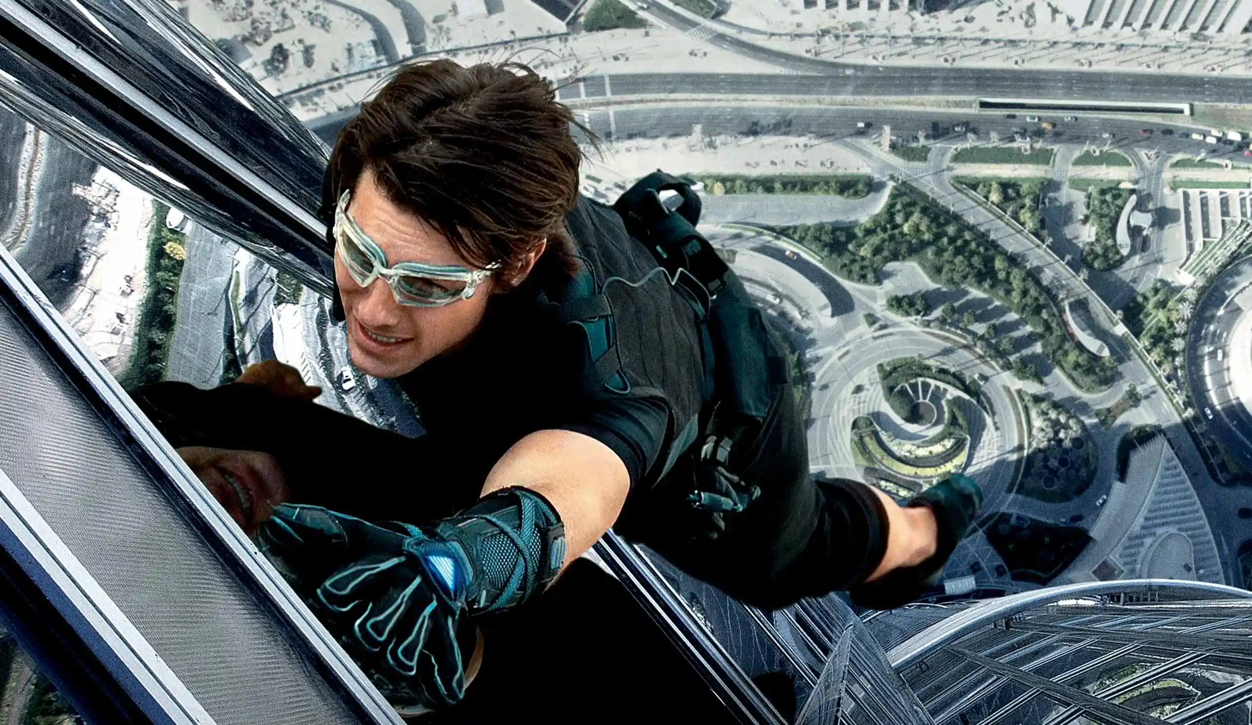 Ethan Hunt (Tom Cruise) dangerously climbs the tallest building in the world.