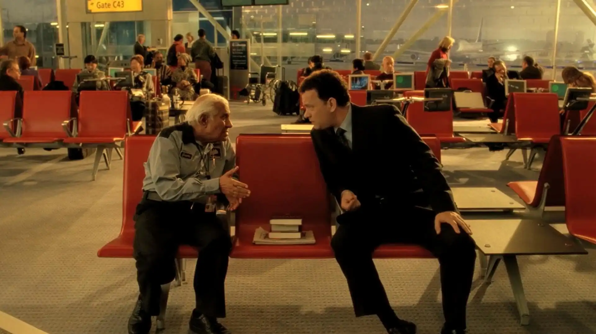 Victor (Tom Hanks) talks to Gupta (Kumar Pallana) in an airport.