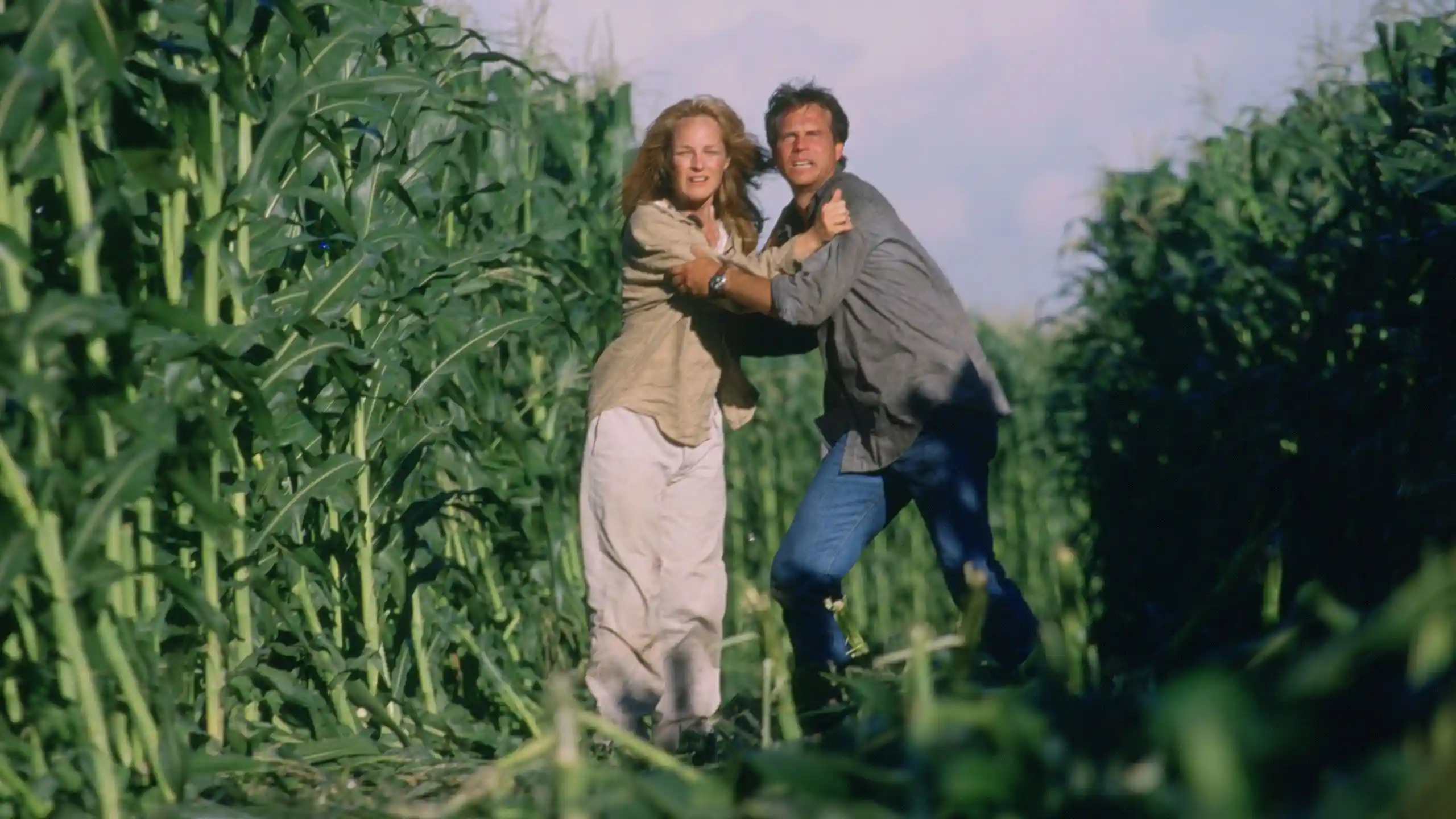 Jo (Helen Hunt) and Billy (Bill Paxton) observe an F5 tornado.